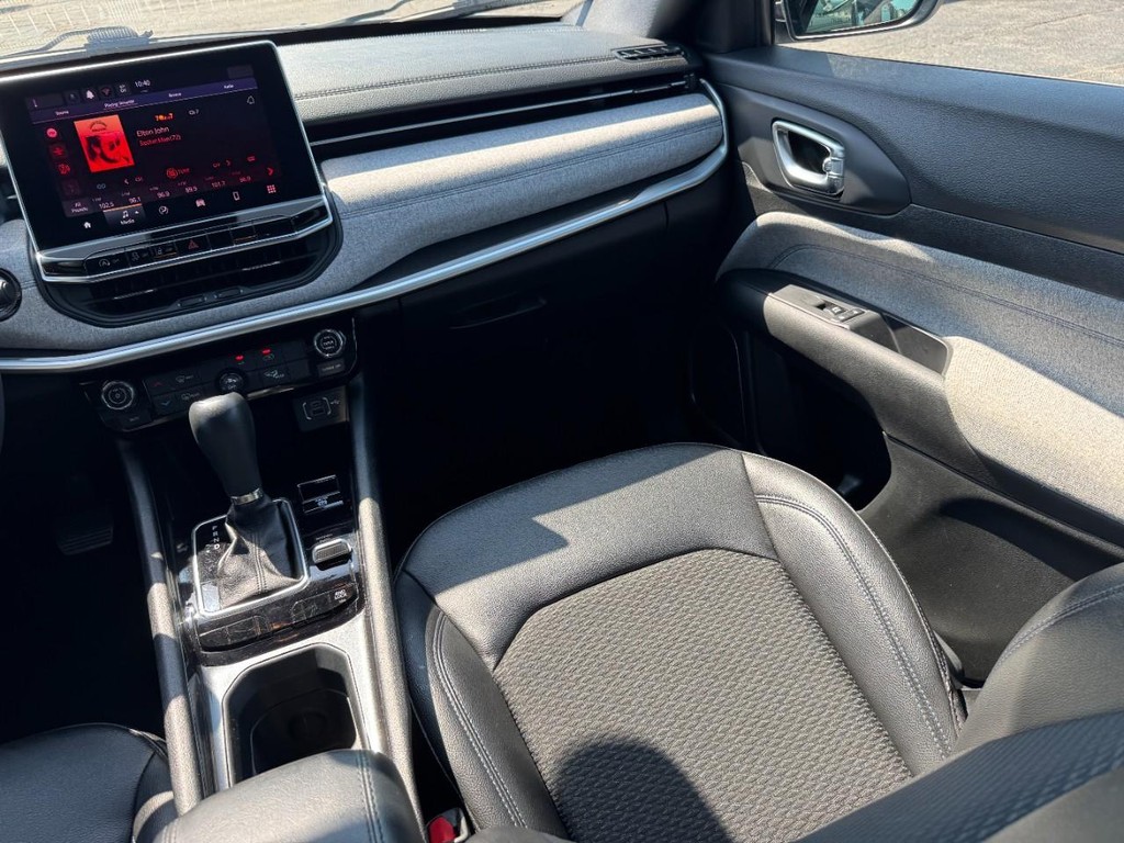 Jeep Compass Vehicle Full-screen Gallery Image 17