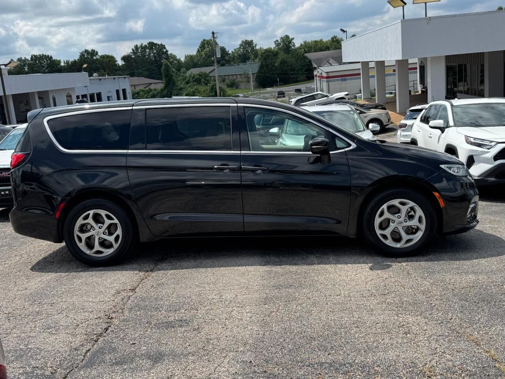 Chrysler Pacifica Vehicle Full-screen Gallery Image 02