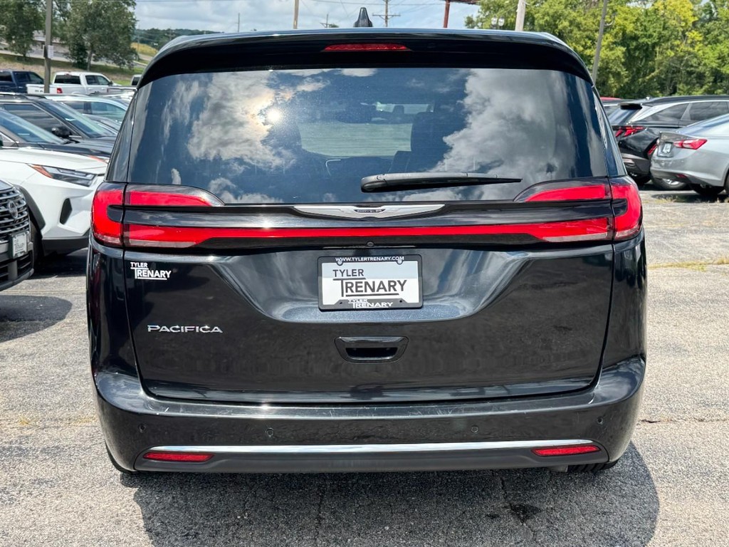 Chrysler Pacifica Vehicle Full-screen Gallery Image 05