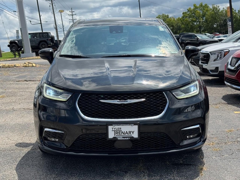 Chrysler Pacifica Vehicle Full-screen Gallery Image 11