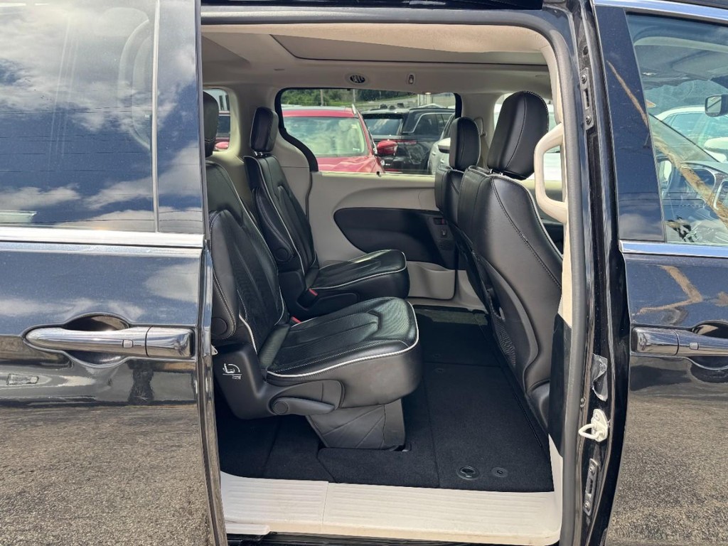Chrysler Pacifica Vehicle Full-screen Gallery Image 12
