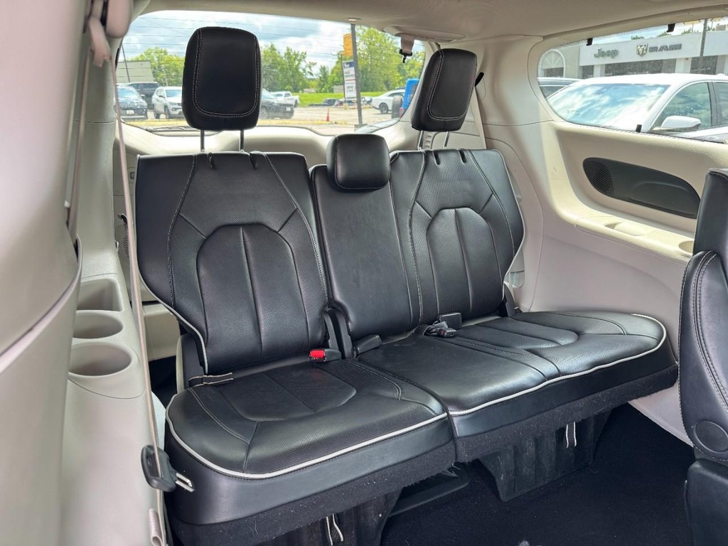 Chrysler Pacifica Vehicle Full-screen Gallery Image 13