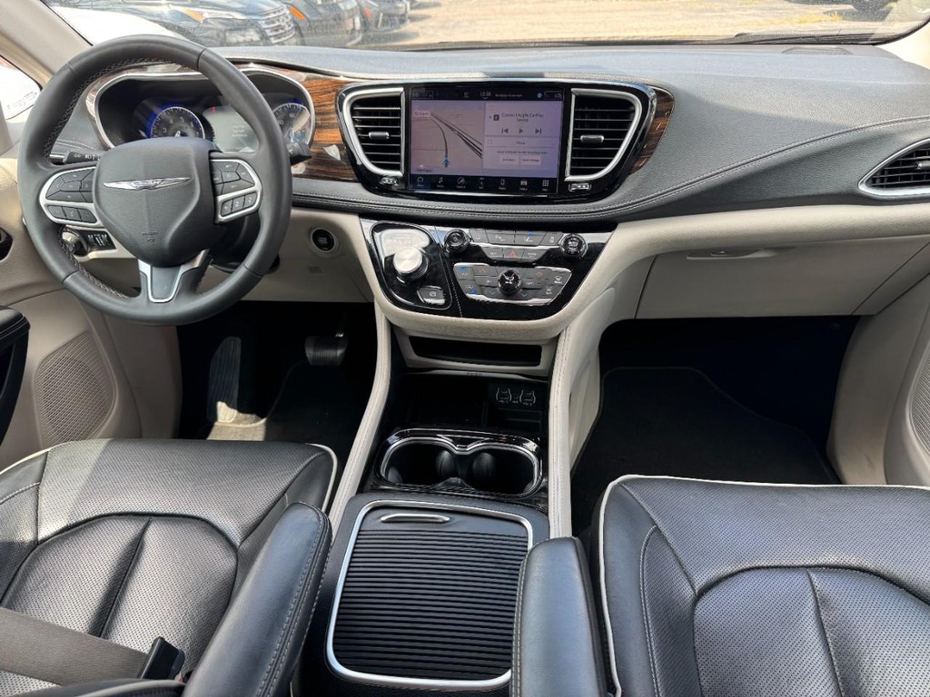 Chrysler Pacifica Vehicle Full-screen Gallery Image 14