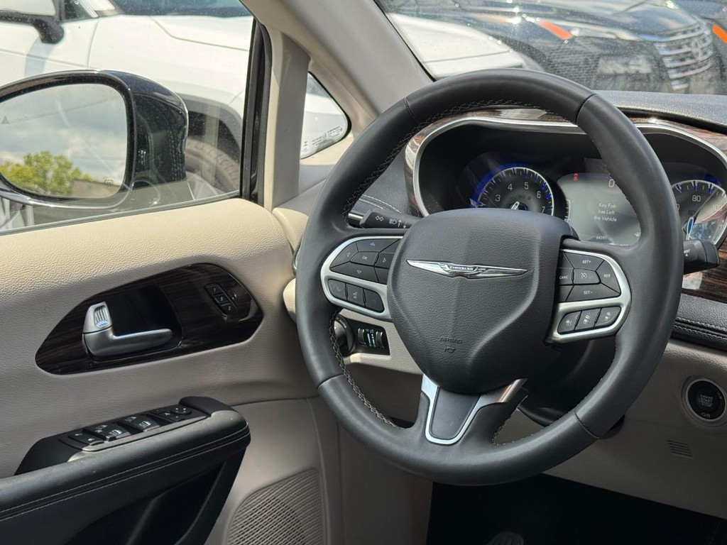 Chrysler Pacifica Vehicle Full-screen Gallery Image 15