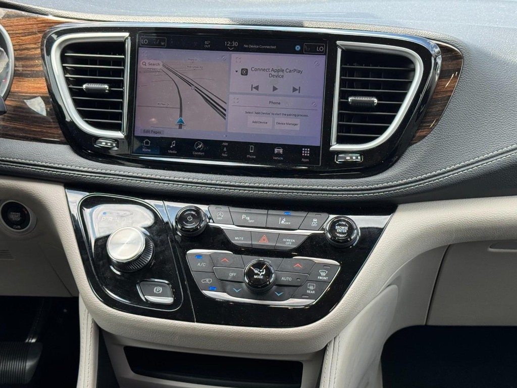 Chrysler Pacifica Vehicle Full-screen Gallery Image 16