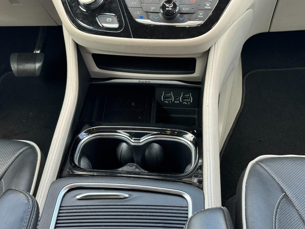 Chrysler Pacifica Vehicle Full-screen Gallery Image 17