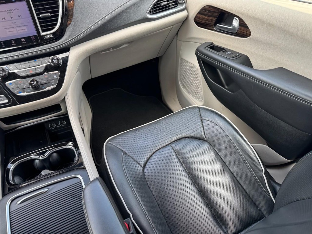 Chrysler Pacifica Vehicle Full-screen Gallery Image 18