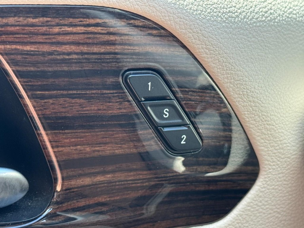 Chrysler Pacifica Vehicle Full-screen Gallery Image 19