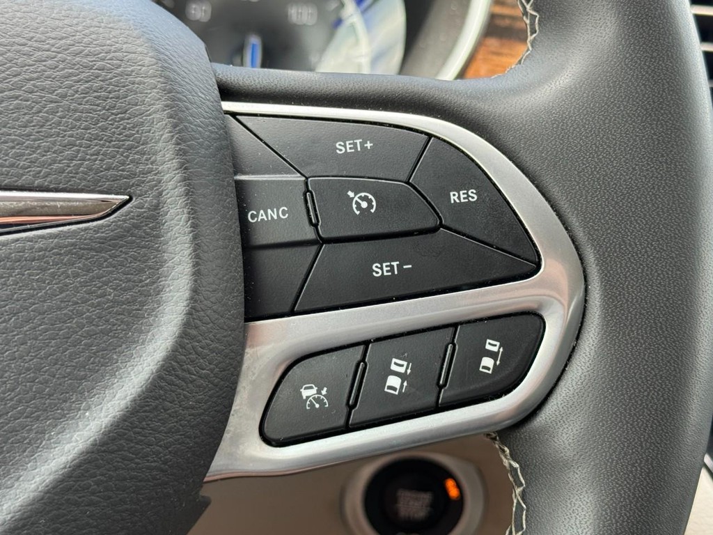 Chrysler Pacifica Vehicle Full-screen Gallery Image 21