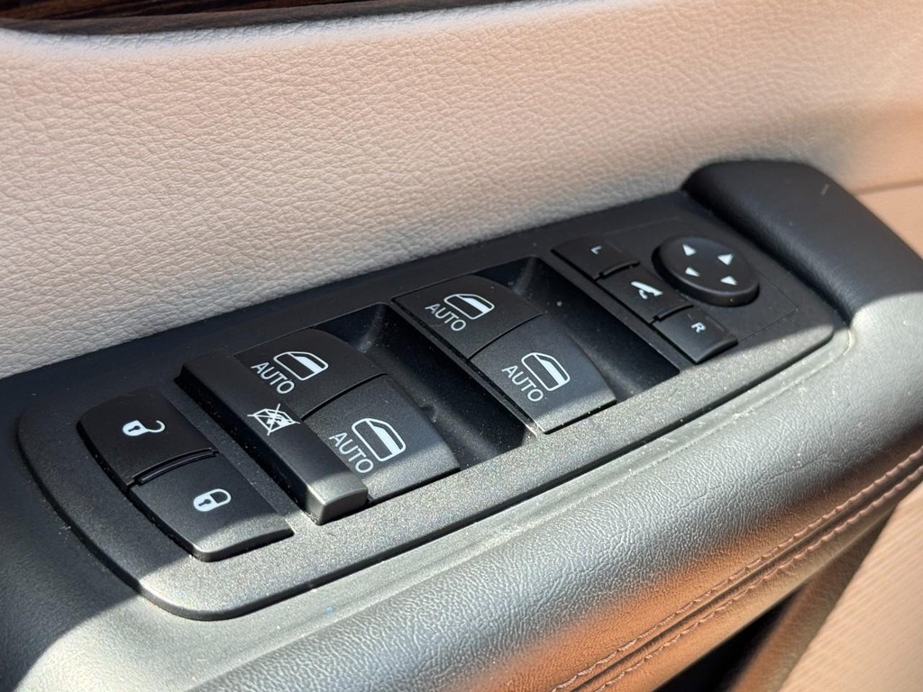 Chrysler Pacifica Vehicle Full-screen Gallery Image 26