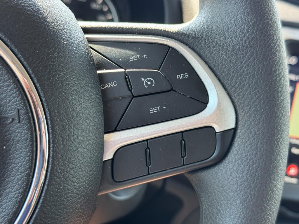 Jeep Renegade Vehicle Full-screen Gallery Image 19