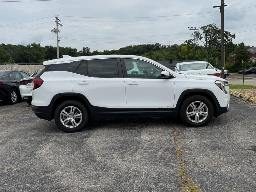 GMC Terrain Vehicle Full-screen Gallery Image 02