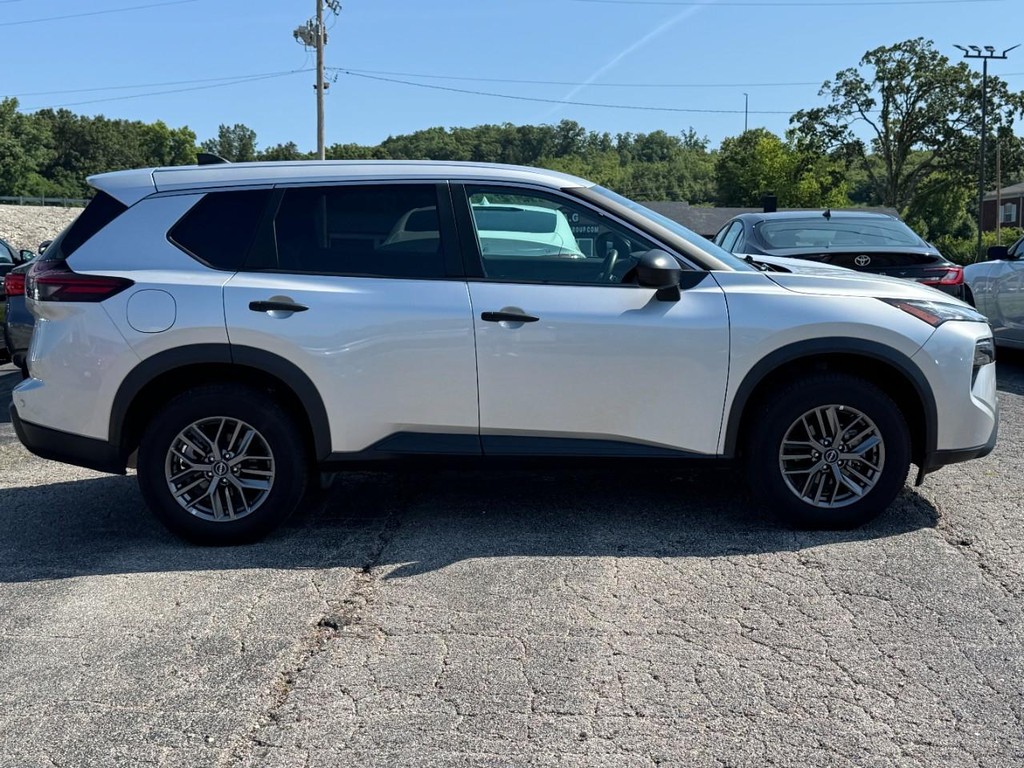 Nissan Rogue Vehicle Full-screen Gallery Image 02