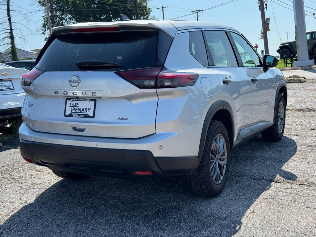 Nissan Rogue Vehicle Full-screen Gallery Image 04