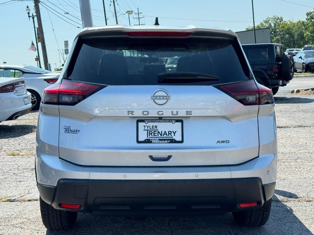 Nissan Rogue Vehicle Full-screen Gallery Image 05