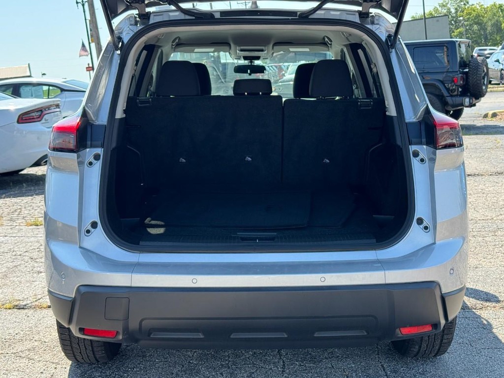 Nissan Rogue Vehicle Full-screen Gallery Image 06