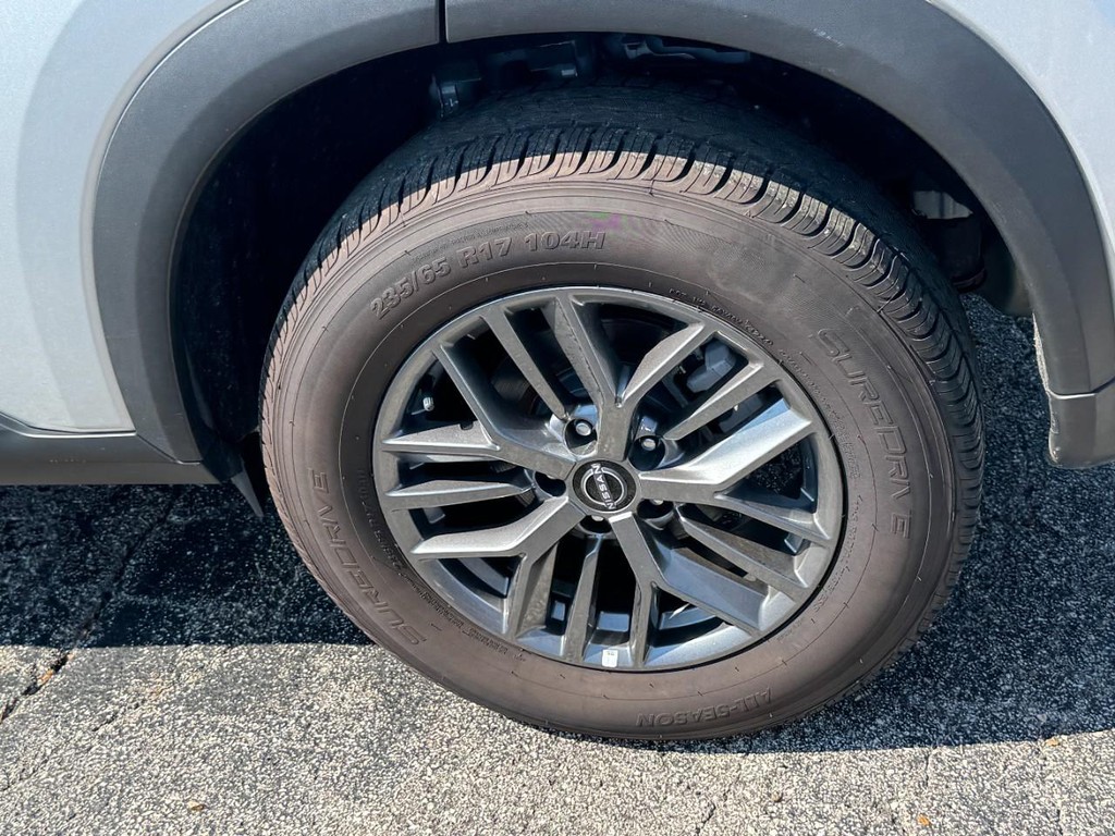 Nissan Rogue Vehicle Full-screen Gallery Image 09