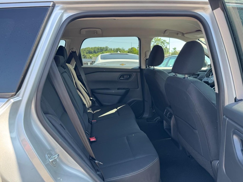 Nissan Rogue Vehicle Full-screen Gallery Image 12