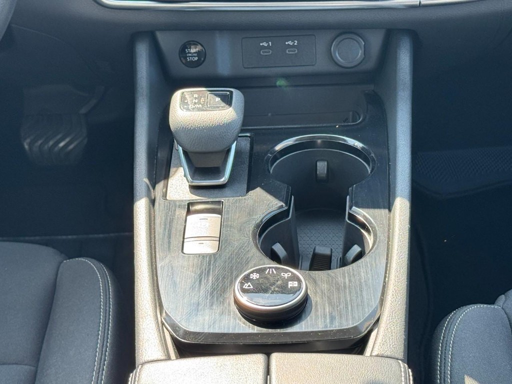 Nissan Rogue Vehicle Full-screen Gallery Image 16