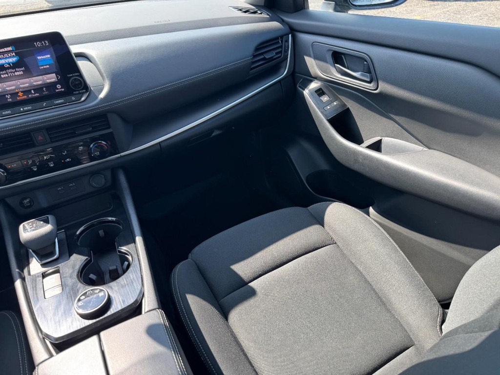 Nissan Rogue Vehicle Full-screen Gallery Image 17