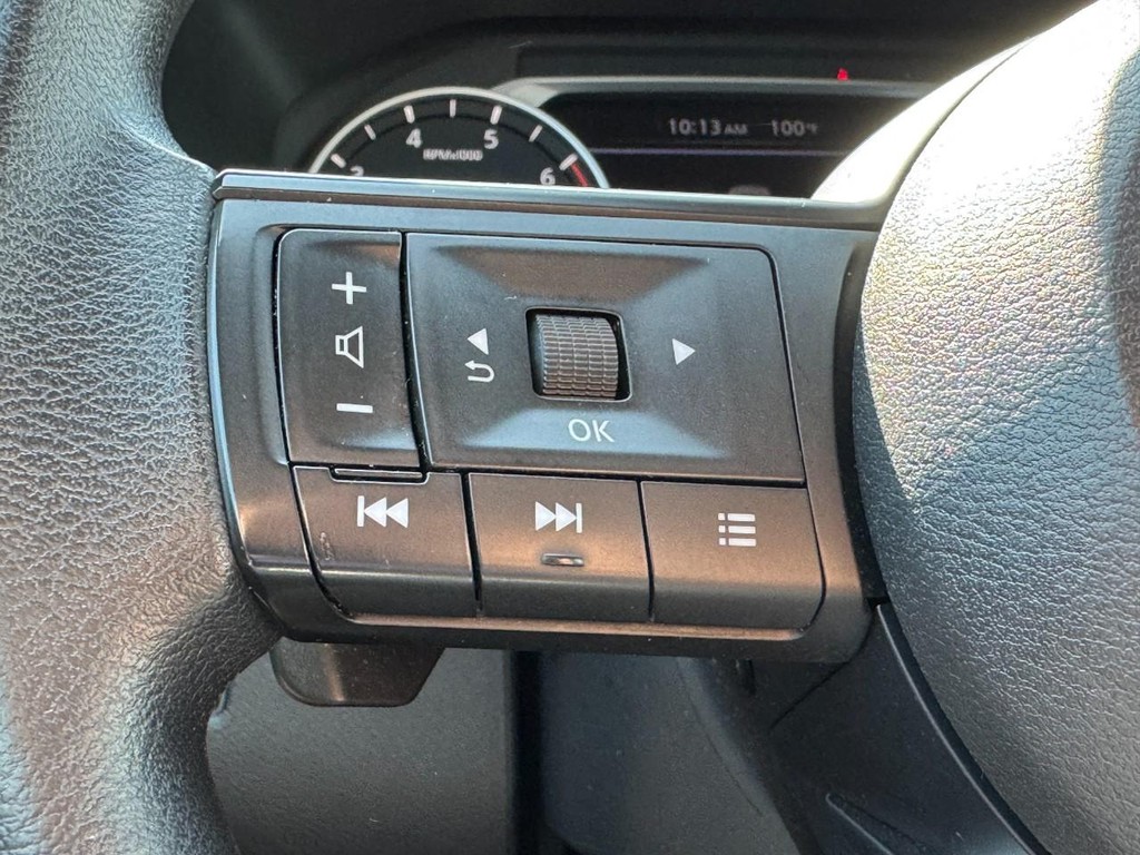 Nissan Rogue Vehicle Full-screen Gallery Image 18