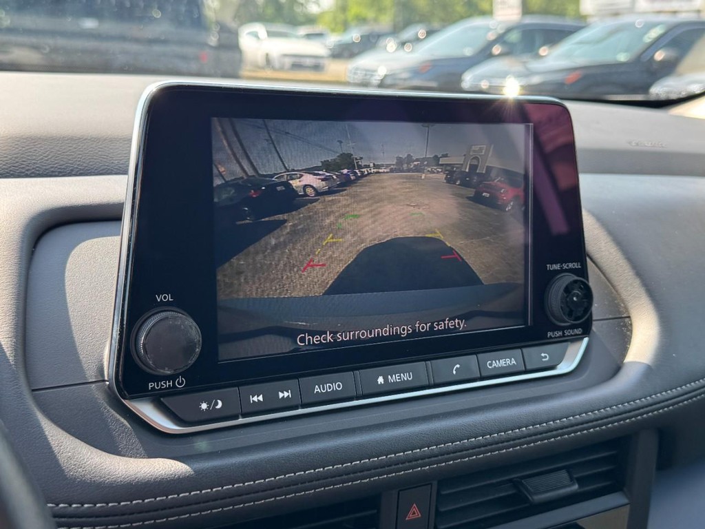 Nissan Rogue Vehicle Full-screen Gallery Image 22