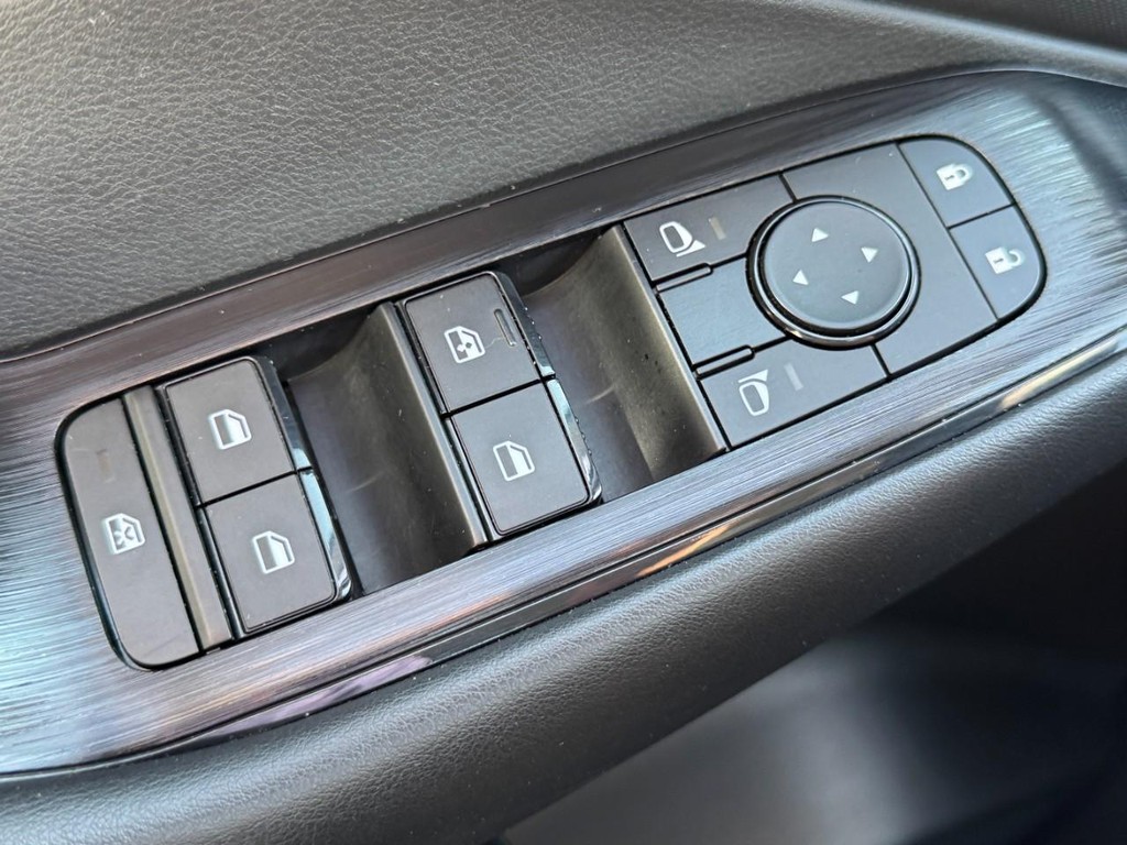 Nissan Rogue Vehicle Full-screen Gallery Image 23