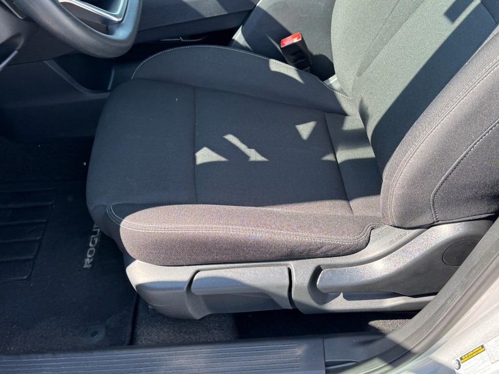 Nissan Rogue Vehicle Full-screen Gallery Image 24