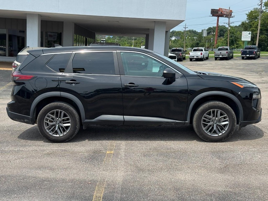 Nissan Rogue Vehicle Full-screen Gallery Image 02
