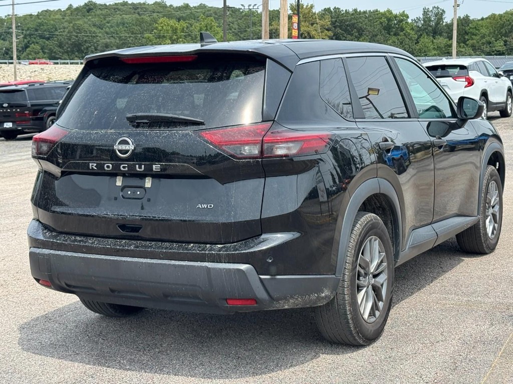 Nissan Rogue Vehicle Full-screen Gallery Image 04