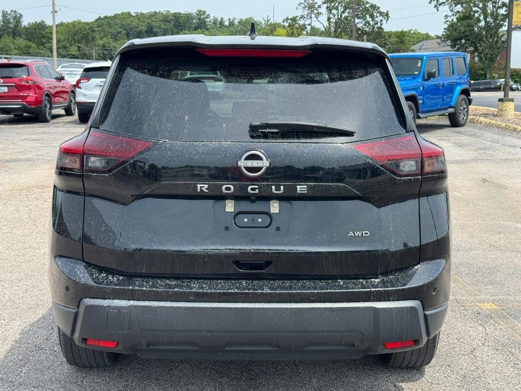 Nissan Rogue Vehicle Full-screen Gallery Image 05