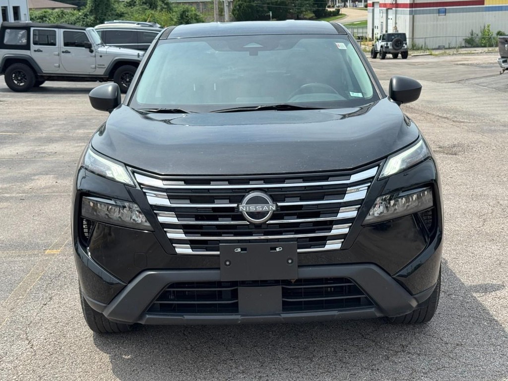Nissan Rogue Vehicle Full-screen Gallery Image 11