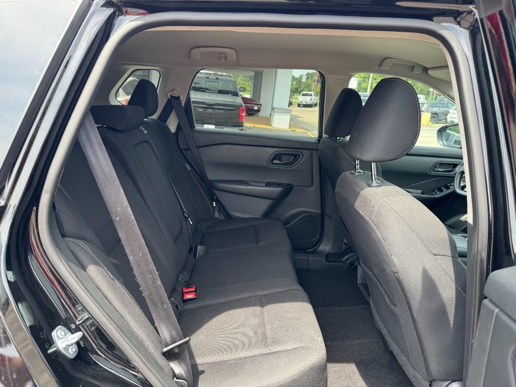 Nissan Rogue Vehicle Full-screen Gallery Image 12