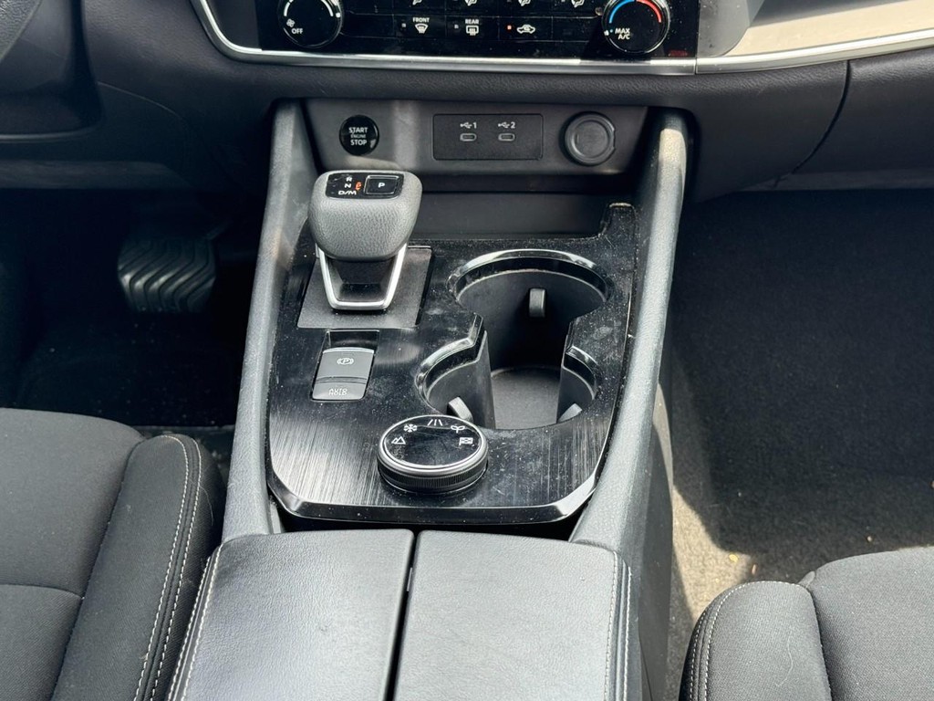 Nissan Rogue Vehicle Full-screen Gallery Image 16