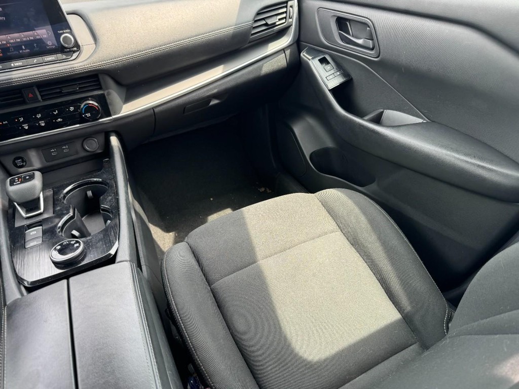 Nissan Rogue Vehicle Full-screen Gallery Image 17