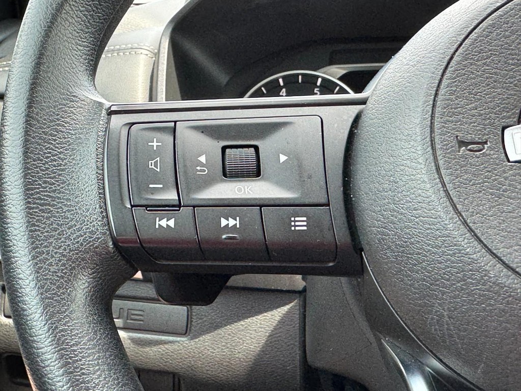 Nissan Rogue Vehicle Full-screen Gallery Image 18