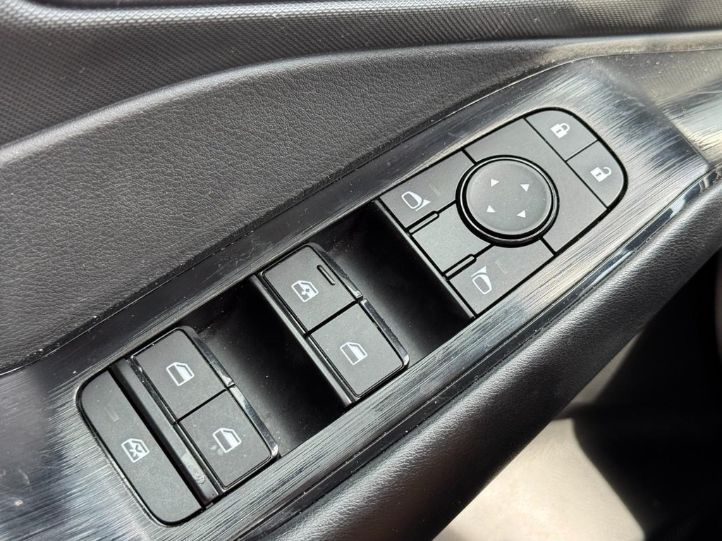 Nissan Rogue Vehicle Full-screen Gallery Image 23