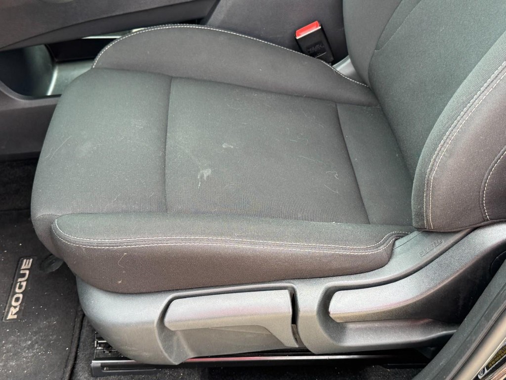 Nissan Rogue Vehicle Full-screen Gallery Image 24