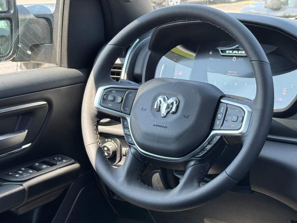 Ram 1500 Vehicle Full-screen Gallery Image 09