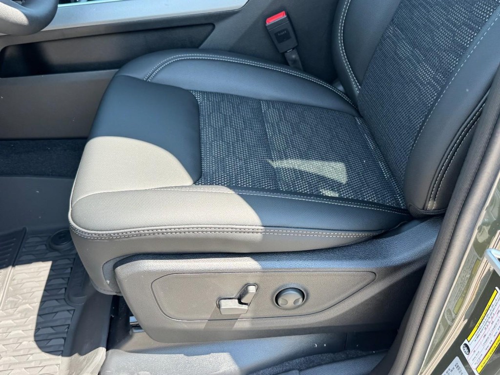 Ram 1500 Vehicle Full-screen Gallery Image 18