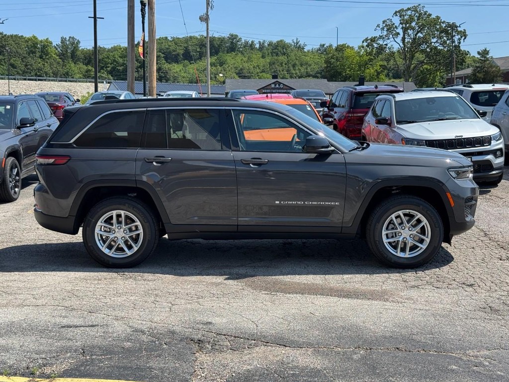 Jeep Grand Cherokee Vehicle Full-screen Gallery Image 02