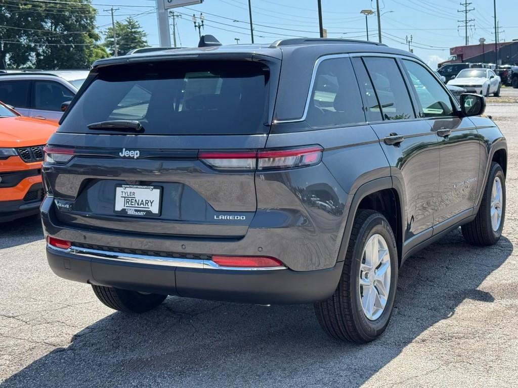 Jeep Grand Cherokee Vehicle Full-screen Gallery Image 04