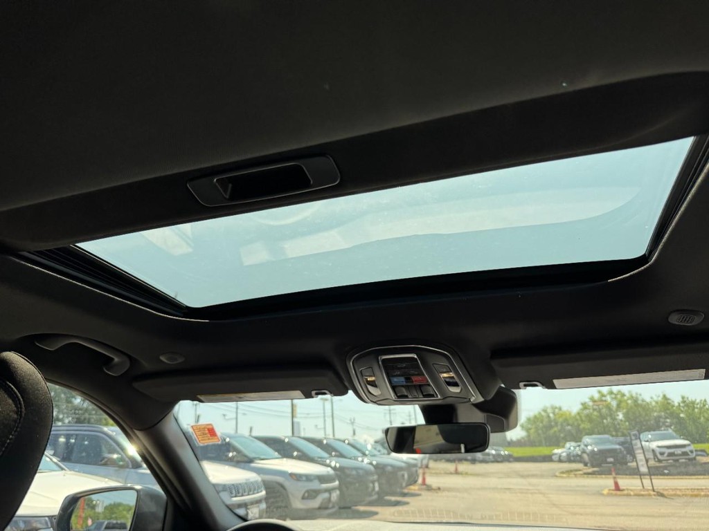 Jeep Grand Cherokee Vehicle Full-screen Gallery Image 07