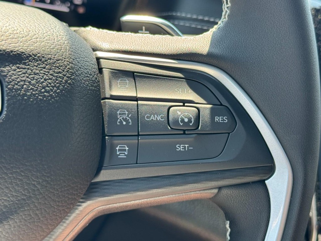 Jeep Grand Cherokee Vehicle Full-screen Gallery Image 14
