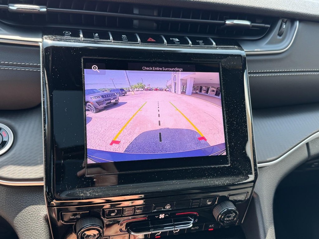 Jeep Grand Cherokee Vehicle Full-screen Gallery Image 17