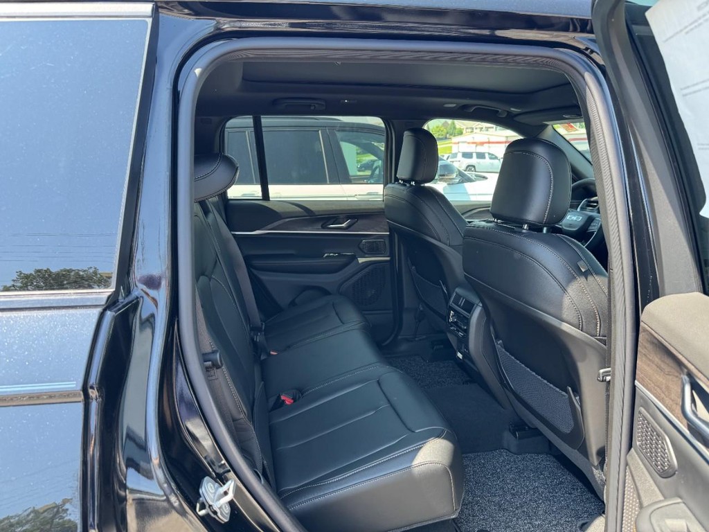 Jeep Grand Cherokee Vehicle Full-screen Gallery Image 06