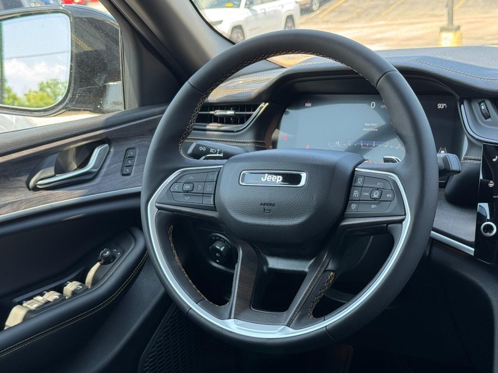 Jeep Grand Cherokee Vehicle Full-screen Gallery Image 09