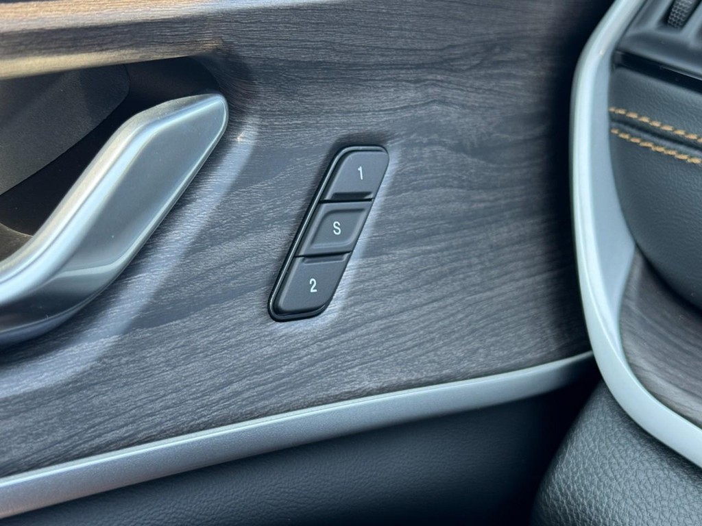 Jeep Grand Cherokee Vehicle Full-screen Gallery Image 12