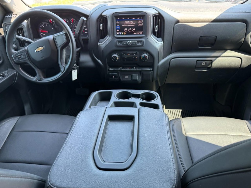 Chevrolet Silverado 3500HD Vehicle Full-screen Gallery Image 11