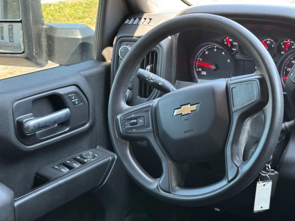 Chevrolet Silverado 3500HD Vehicle Full-screen Gallery Image 12